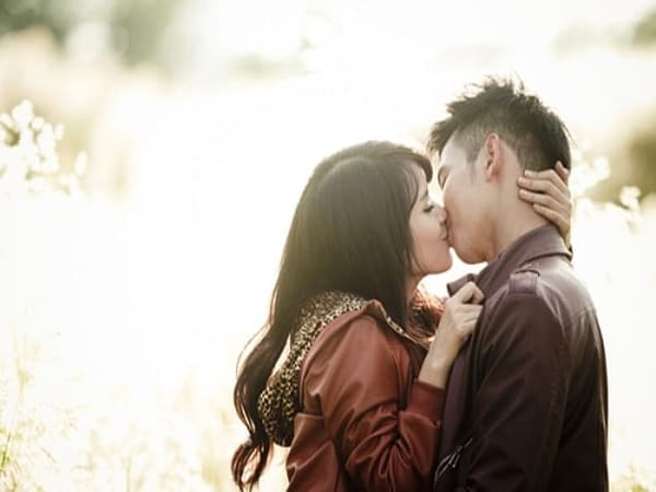 Nằm mơ thấy người lạ yêu mình nên chọn số nào gặp may
