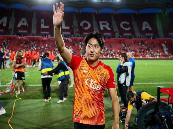 Cầu thủ Hàn Quốc đầu tiên đến PSG thi đấu