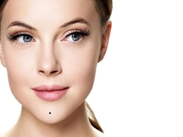 Nốt ruồi ở cằm nói lên điều gì?