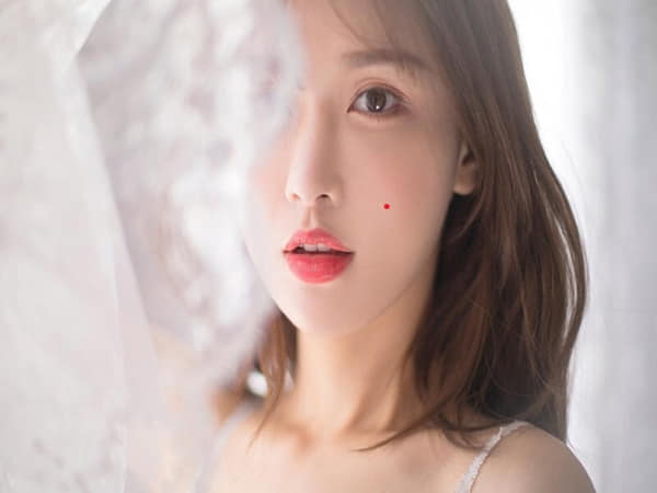 Nốt ruồi bên má ở nam giới và nữ giới