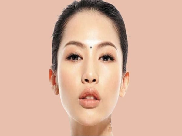 Nốt ruồi giữa trán có ý nghĩa gì