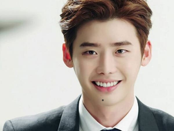 Nốt ruồi lệch trái cằm