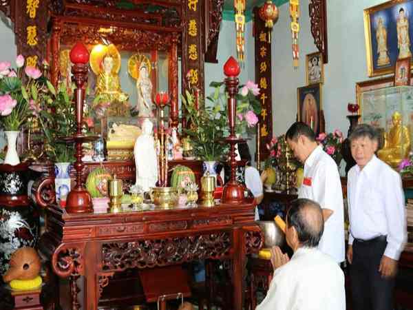 Chuyển bàn thờ trong nhà sang vị trí khác Chuyển bàn thờ trong nhà sang vị trí khác