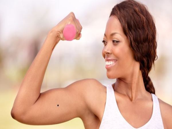 nốt ruồi ở bắp tay phải nữ