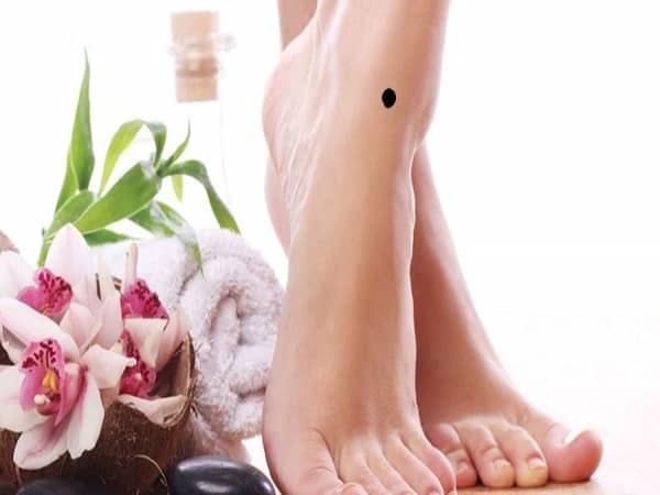 Nốt ruồi ở cổ chân phải nữ