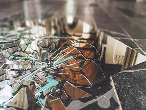 Vỡ gương điềm gì? Nguồn gốc quan niệm từ xưa đến nay