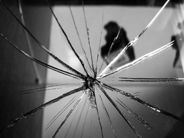 Vỡ gương và cách giải xui