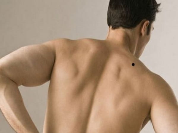 Nốt ruồi ở vai phải nam – Biểu tượng của người gánh vác và thành công