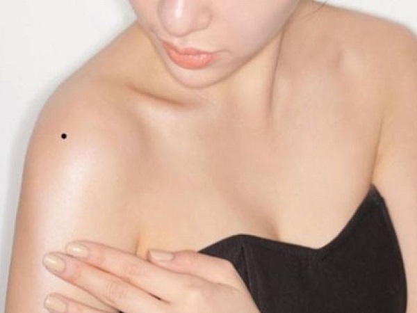 Nốt ruồi ở vai phải nói lên điều gì?